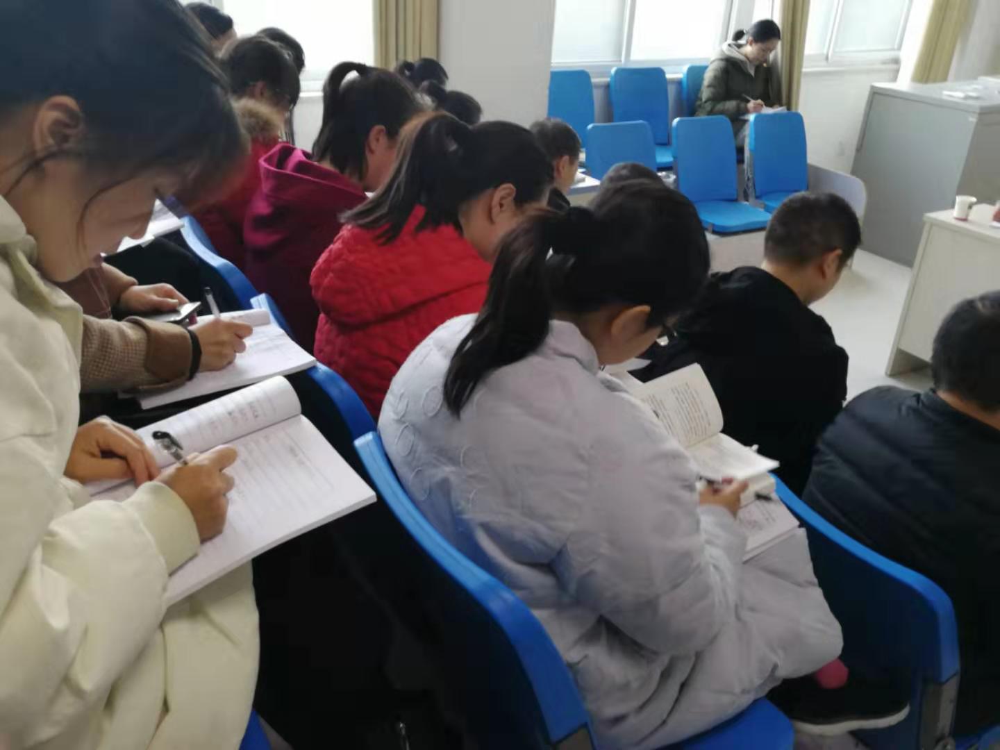 全体党员认真聆听郭院长讲话